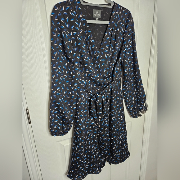 Adrianna Papel Chic Black and Blue Patterned Dress wrap style Size 8 - Picture 8 of 14